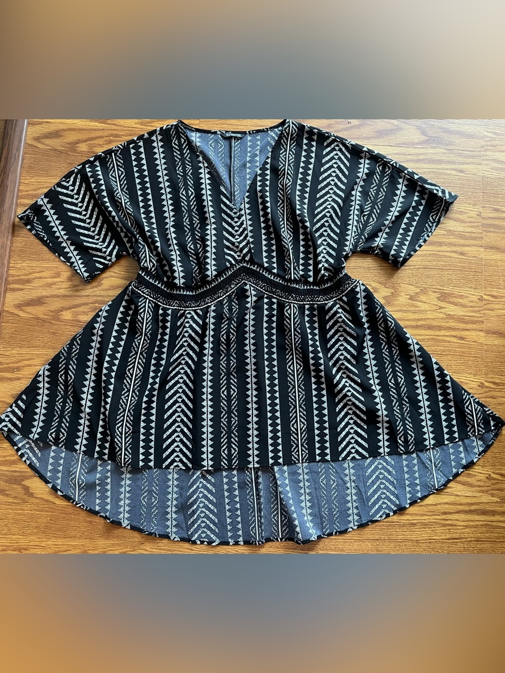 BloomChic Black Top with Light Gray Geometric Print Stripes size 18-20